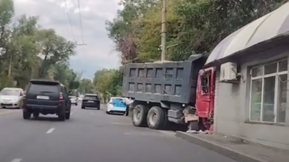 КамАЗ протаранил авто, дерево и остановку в Алматы: видео