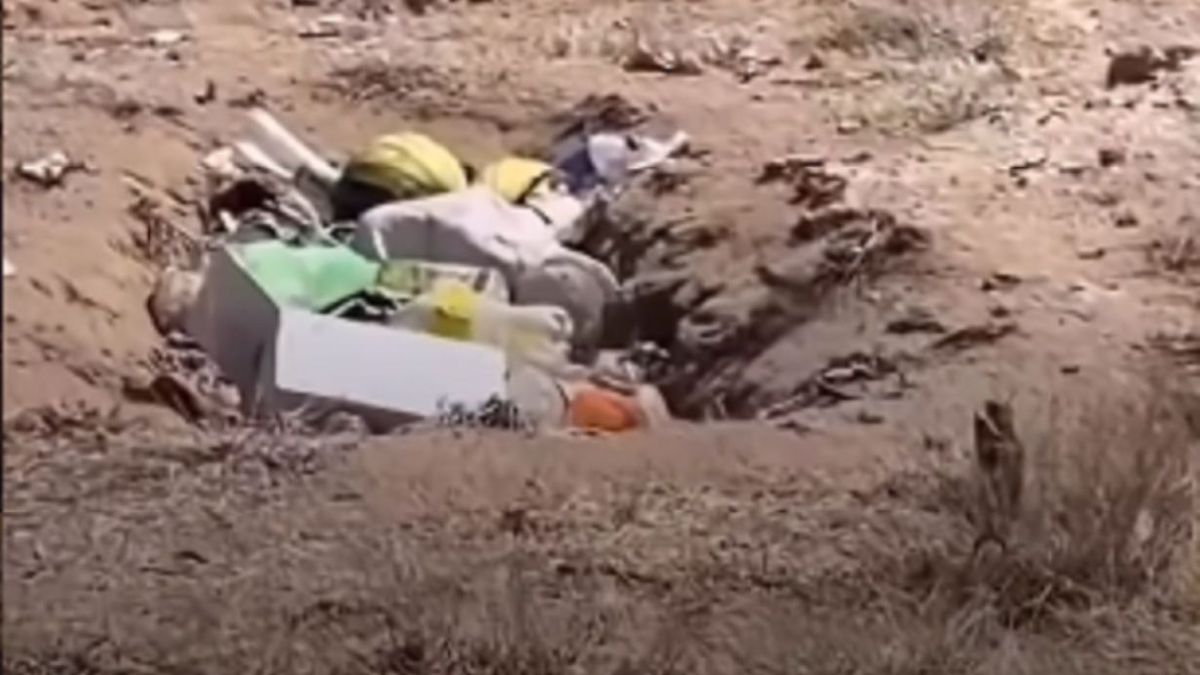 Экологический скандал на озере Зайсан: мусор закапывали в песке
