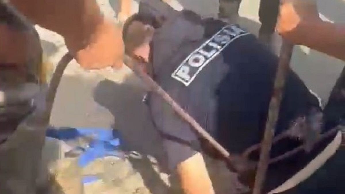 Полицейский спас двух рабочих, спустившись в колодец в ВКО
