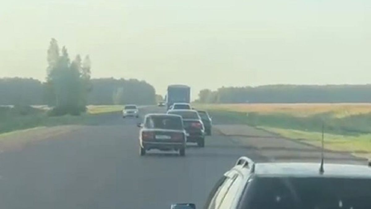 «После работы уставший был»: полицейские СКО заметили опасные маневры на трассе