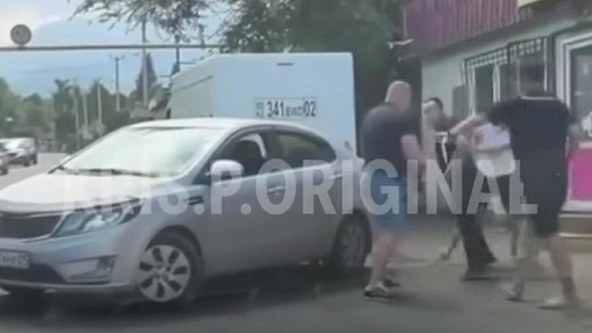 Драка водителей Kia и Mercedes в Алматы попала на видео: возбуждено уголовное дело