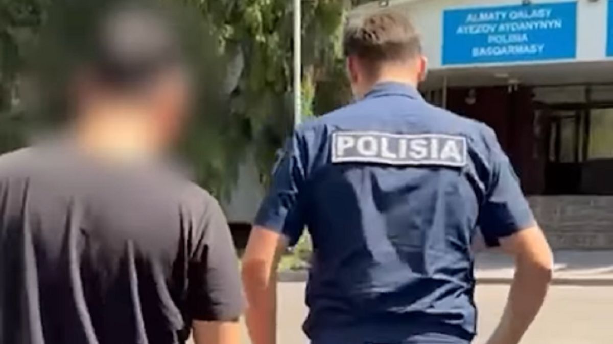 Алматинца подозревают в изнасиловании тещи: полиция показала видео задержания