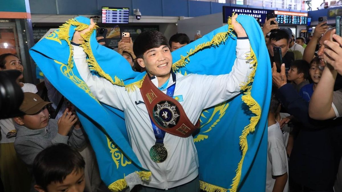 Казахстанскому чемпиону мира вручили ключи от автомобиля