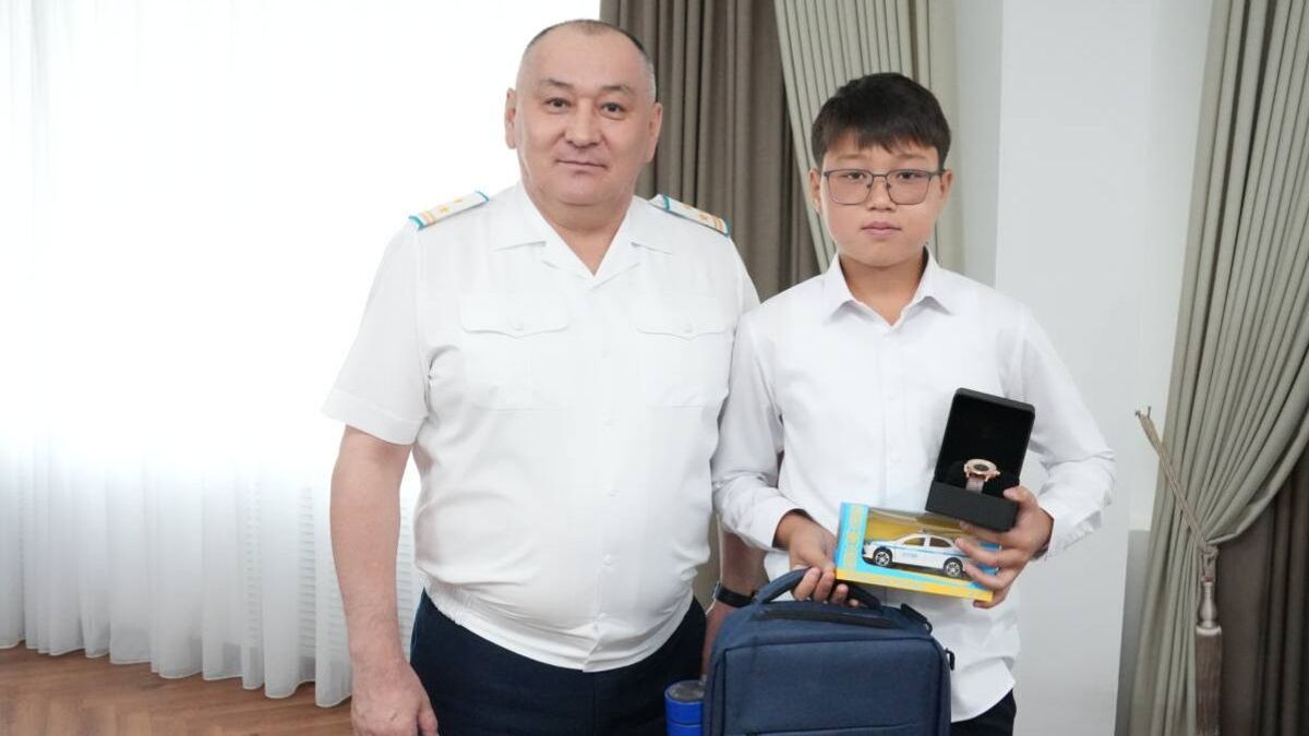 13-летний карагандинец спас тонущего ребенка и получил награду от главы полиции