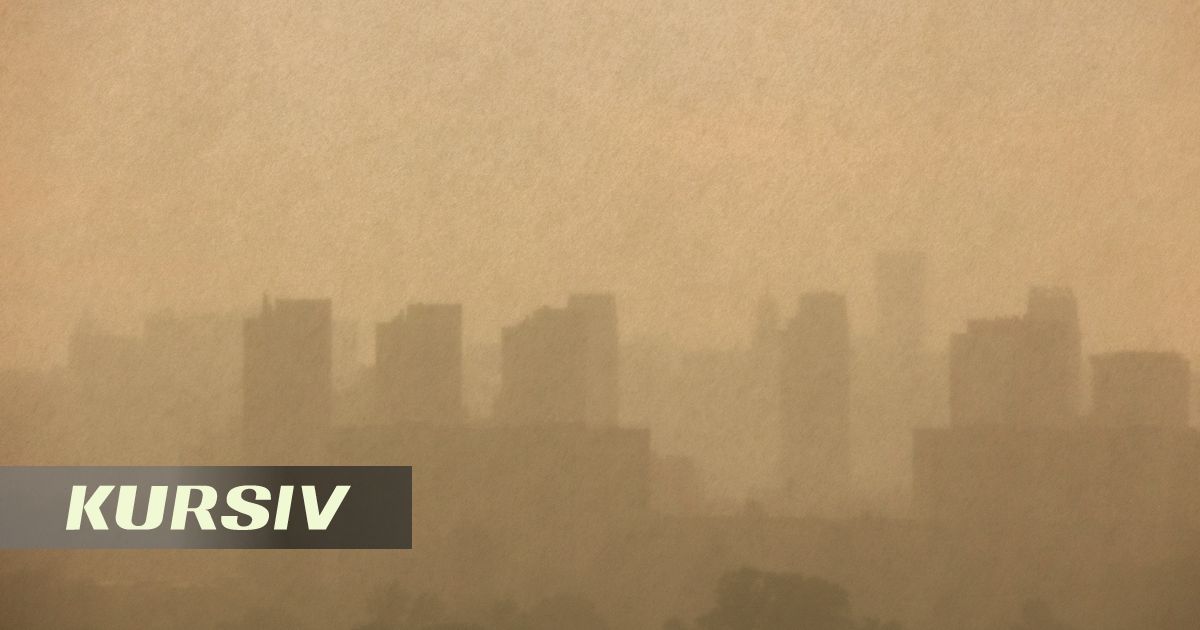 Пыльная буря и шквальный ветер обрушились на Алматы