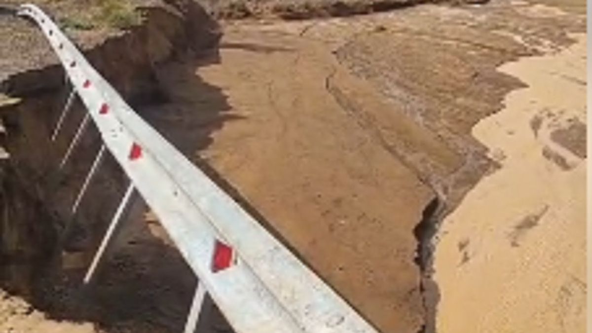 Грязекаменные потоки сошли на трассу в области Жетісу после дождей