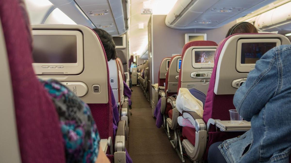 Скандал на борту Delta Air Lines: пассажир обвинил бортпроводника в подаче упавшей еды