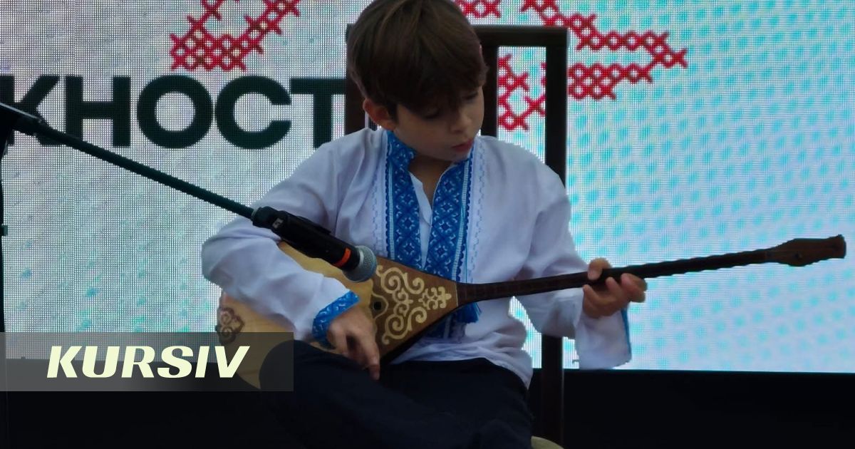 Украинский мальчик восхитил соцсети игрой на домбре в Астане