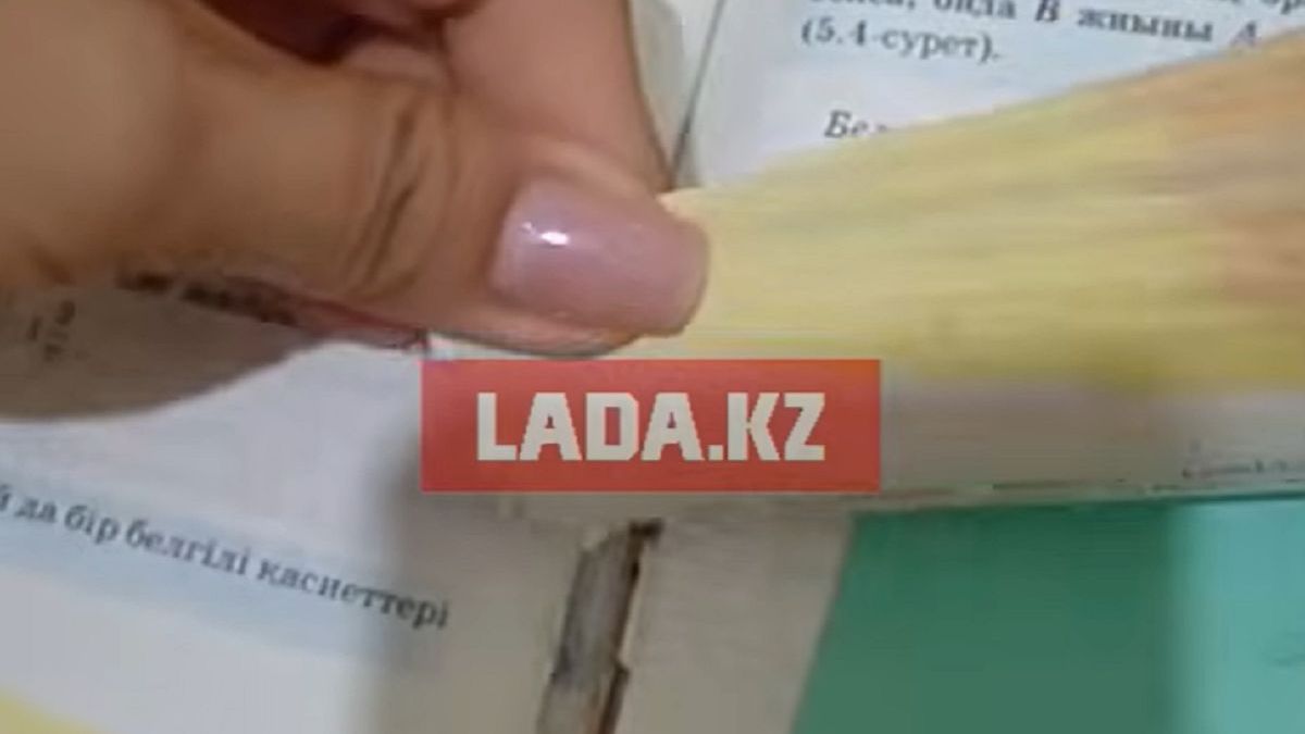 «По ним невозможно учиться»: родители школьников из Актау пожаловались на порванные учебники