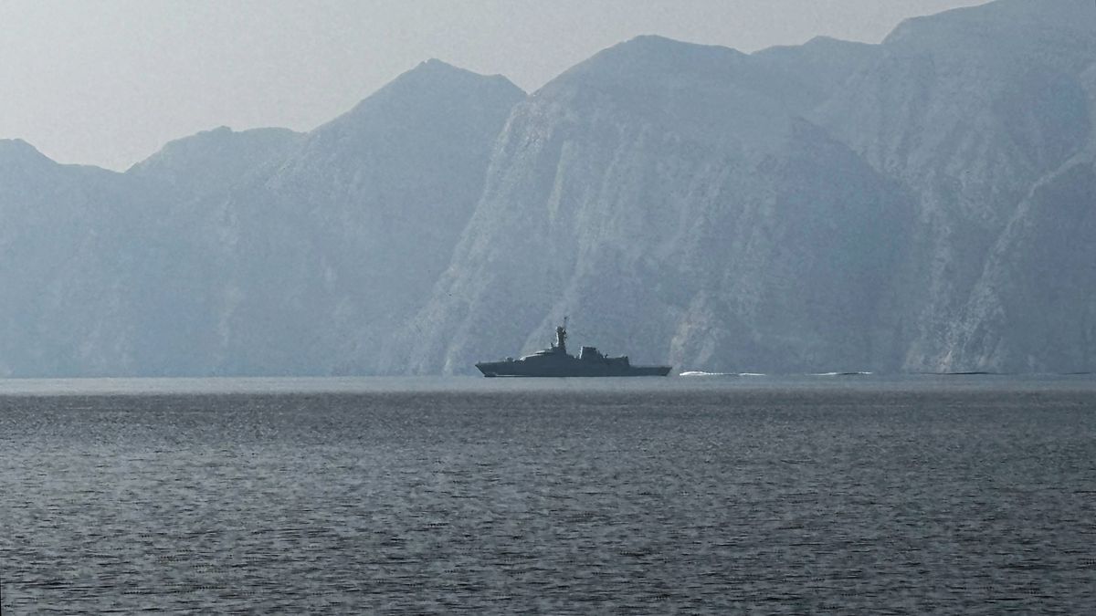 Иран и Оман договорились делить доходы от судоходства в Ормузском проливе