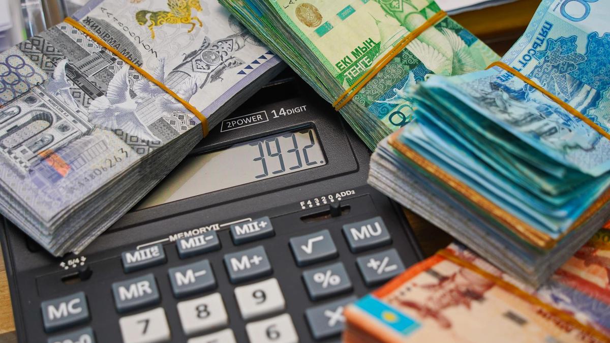 Депозиты казахстанцев в тенге продолжают расти