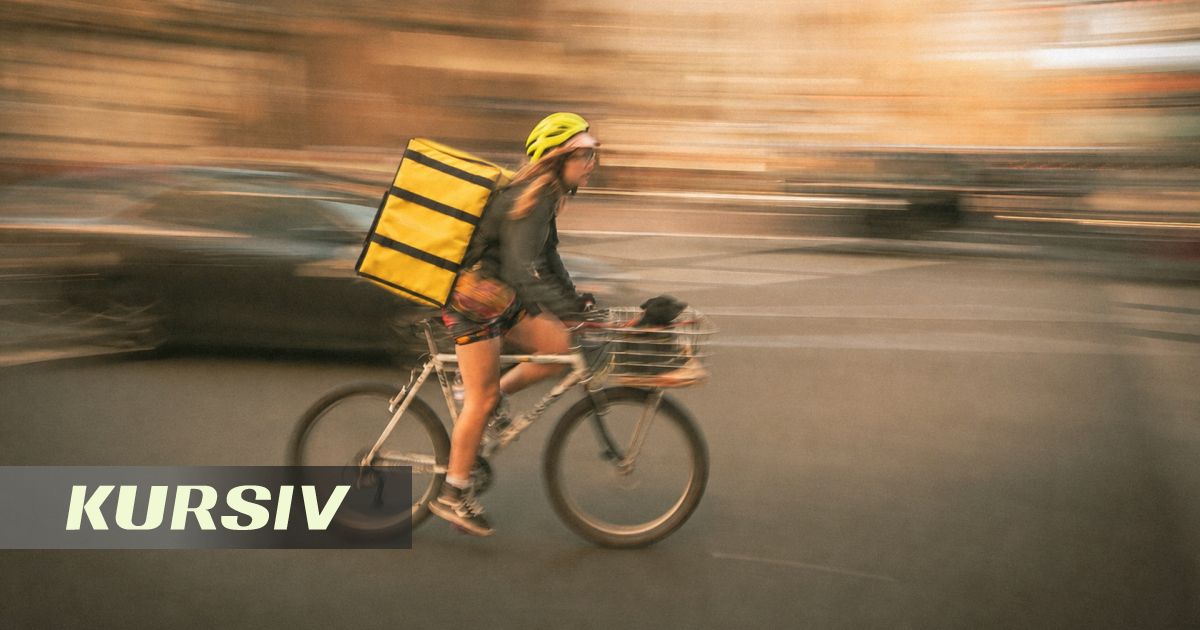 В Казахстане запустили программу поддержки женщин-курьеров