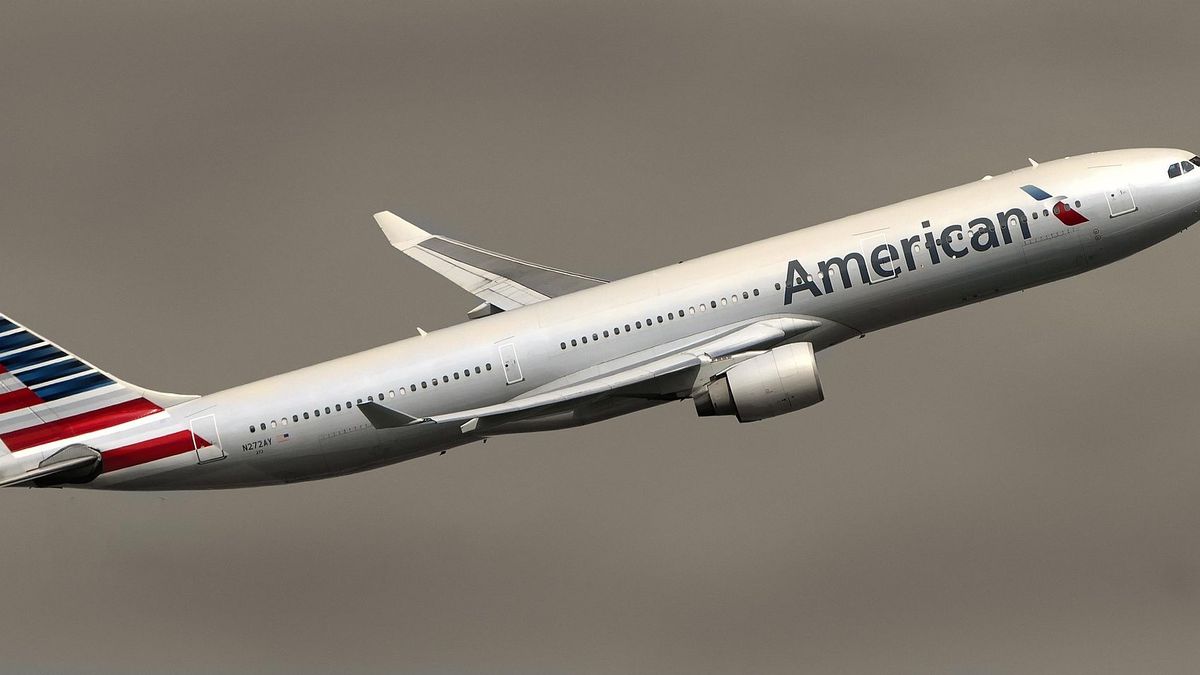 Чикагода American Airlines ұшағының екі дөңгелегі жарылды