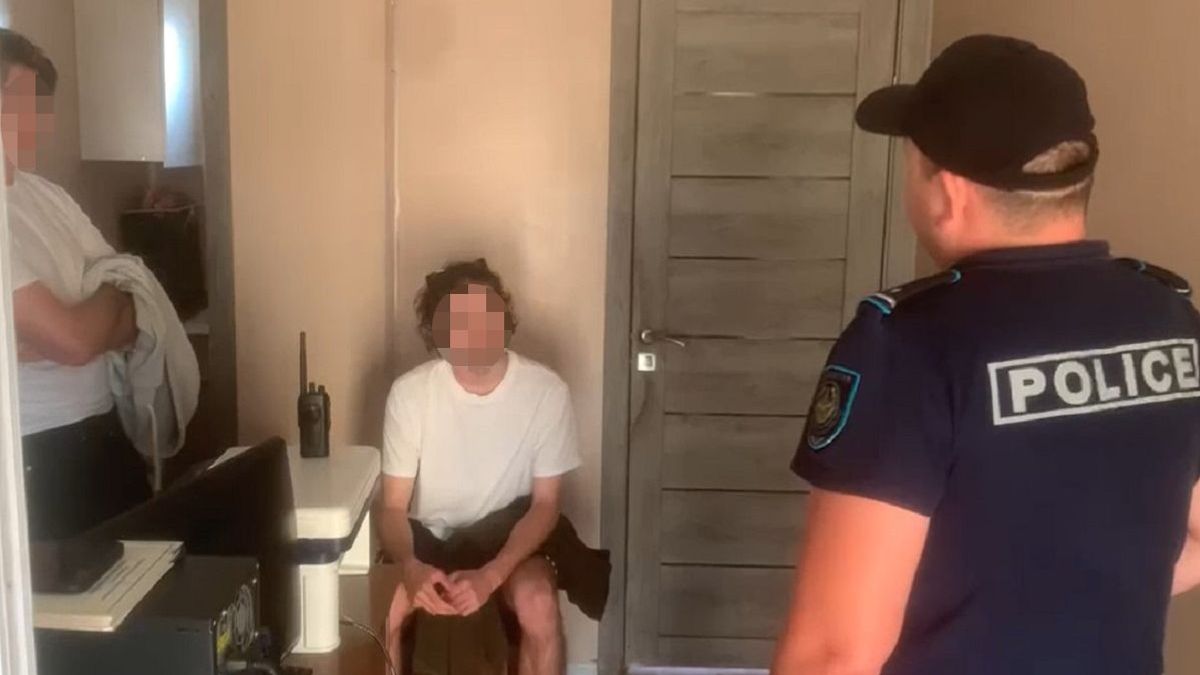 Туристы из Германии нарушили ПДД в Караганде: полицейский объяснил им правила на английском