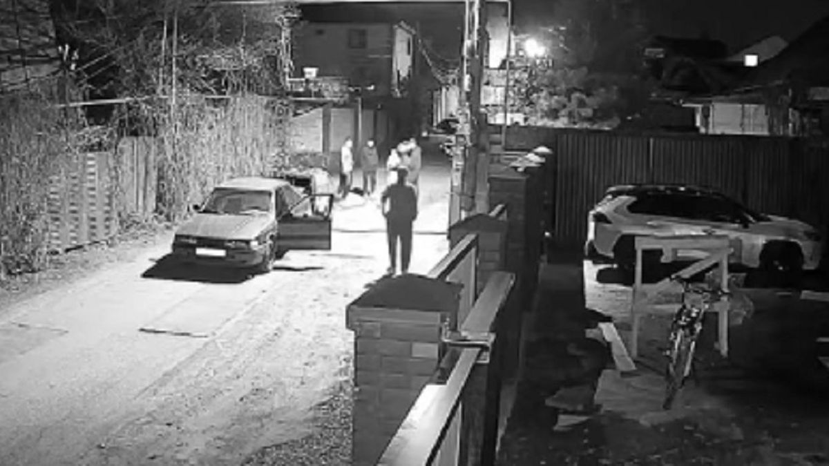 Алматы тұрғындарын балаларға қауіп төндірген пышақты ер адам үрейлендірді