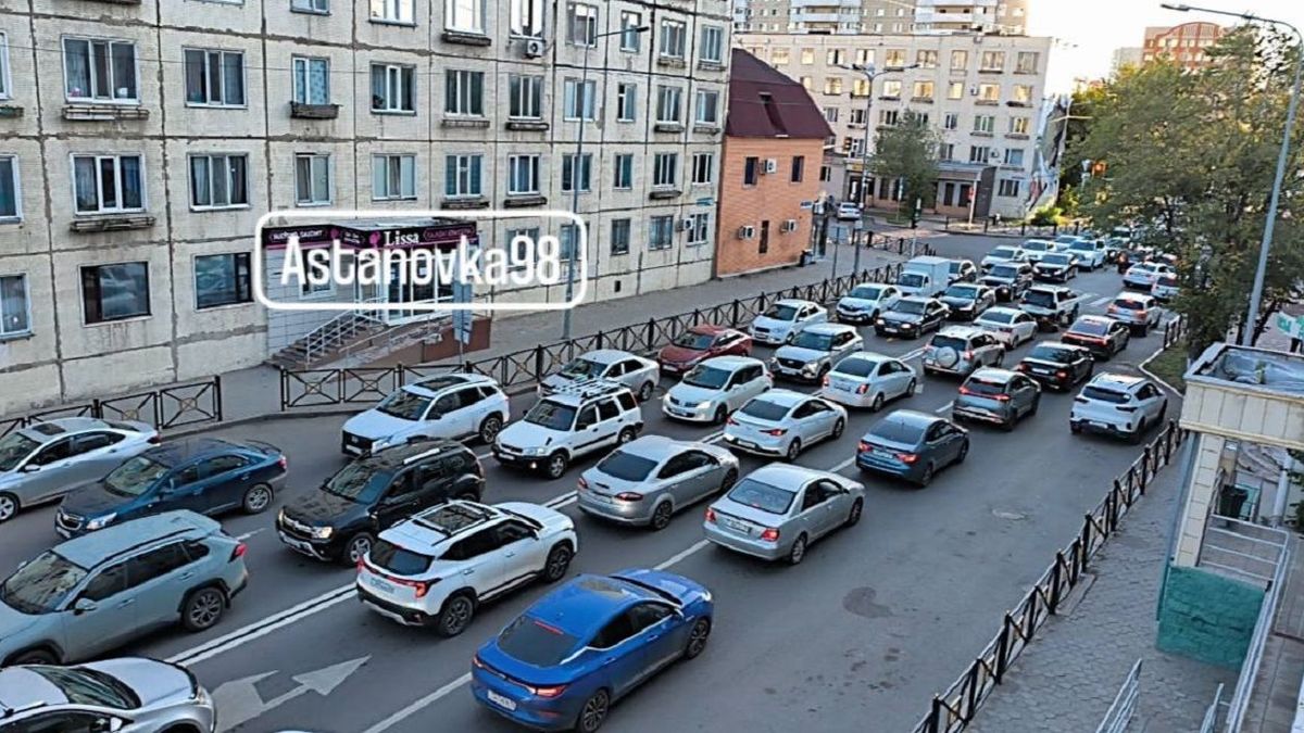 «Машина коллапсы»: Астана жол жөндеу жұмыстарынан тоғыз балдық кептеліске тап болды