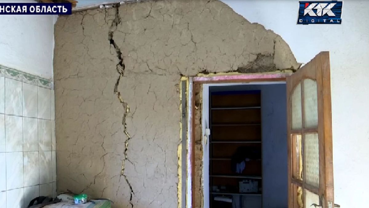 Арыс тұрғындары оқ-дәрі жарылыстарынан үйлерінде жарықтар пайда болғанын айтып шағымдануда