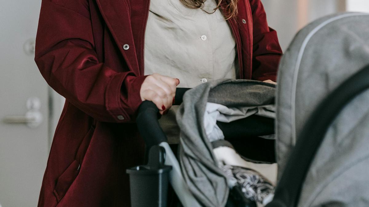 Астанада автобус жүргізушісі баланы арбамен есікке қысып қалды