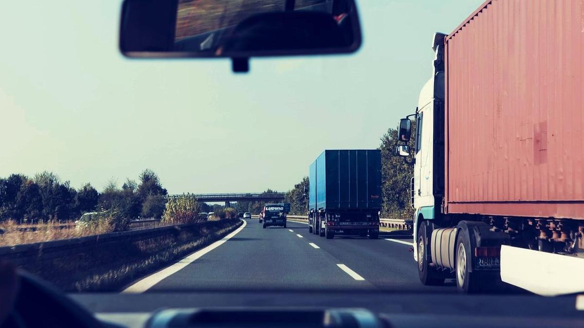 Алматы облысындағы трассада ауыр жүк көліктеріне қыркүйек аяғына дейін шектеу енгізілді