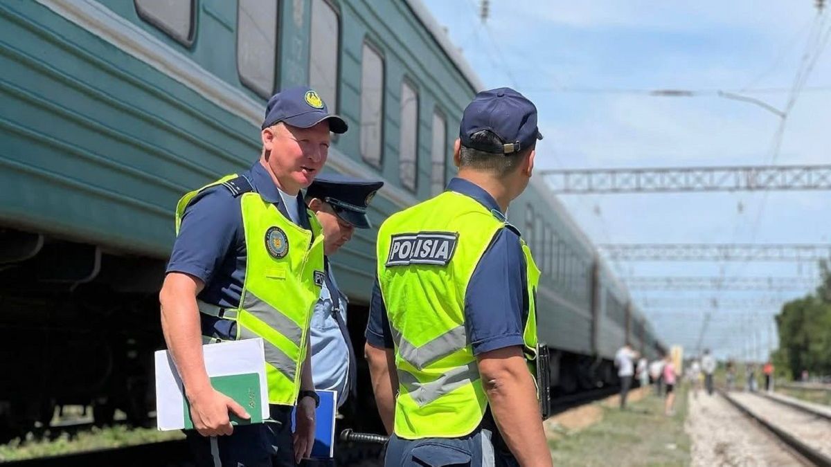 Шымкентте жолаушылар пойызына тас лақтырған жасөспірімдер ұсталды