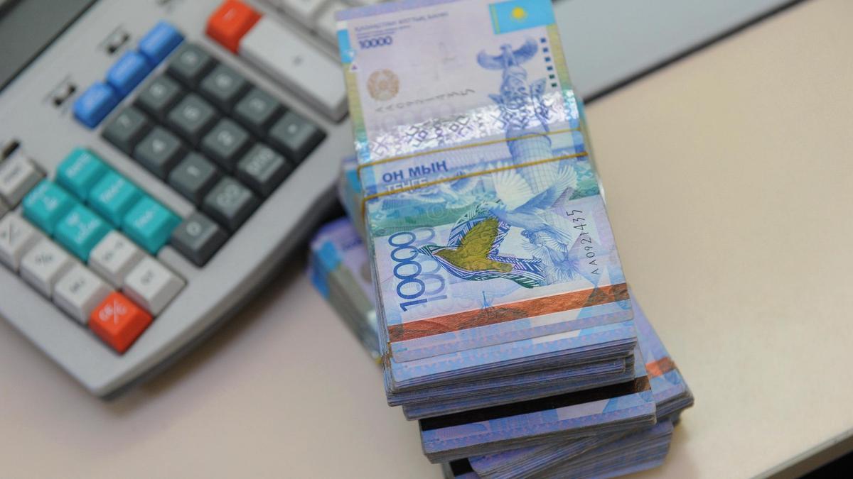 Базалық мөлшерлеменің төмендеуі: депозиттердің кетуінен қазақстандықтар қауіптенуі керек пе?