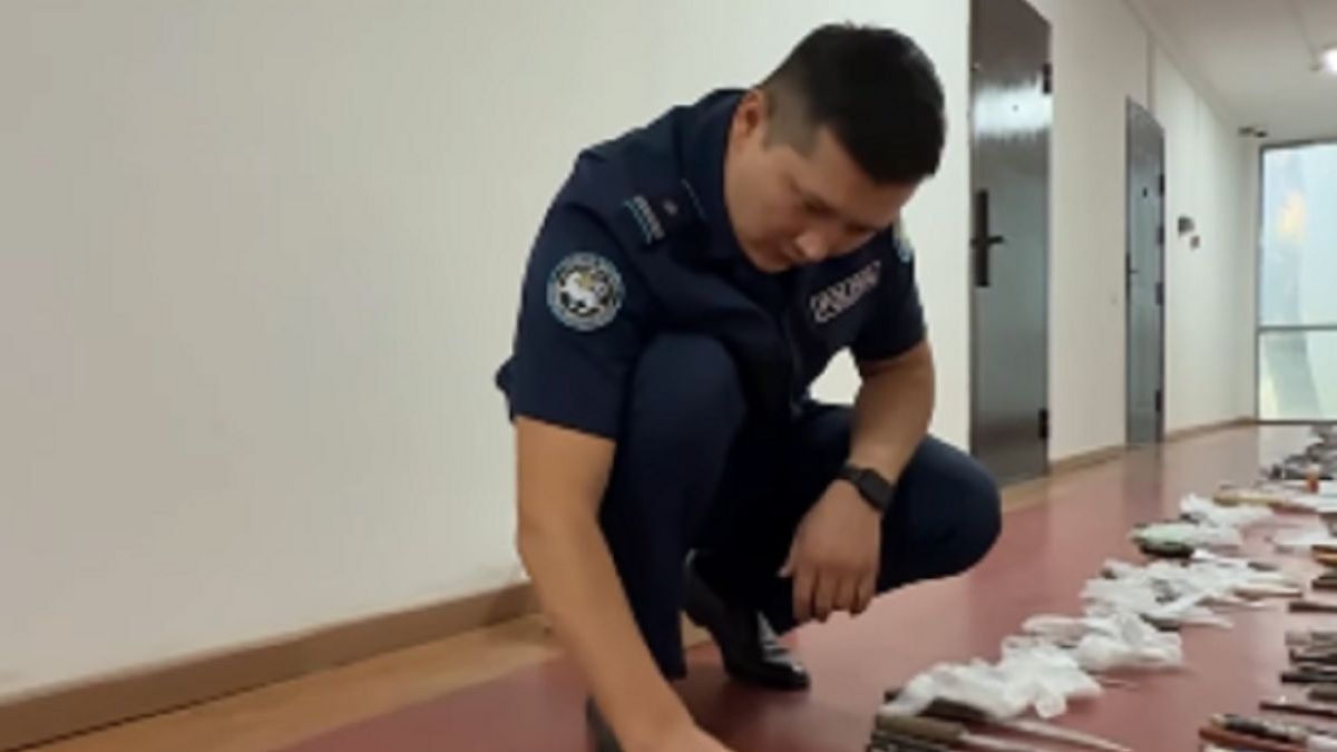 Алматы полициясы 235 кг суық қару тәркілегеннен кейін қала тұрғындарына үндеу жасады