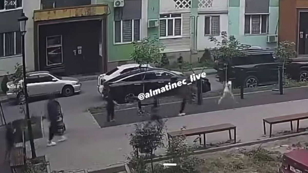 Алматы облысында тұрғын үй кешенінің ауласында көлік екі баланы қағып кетті