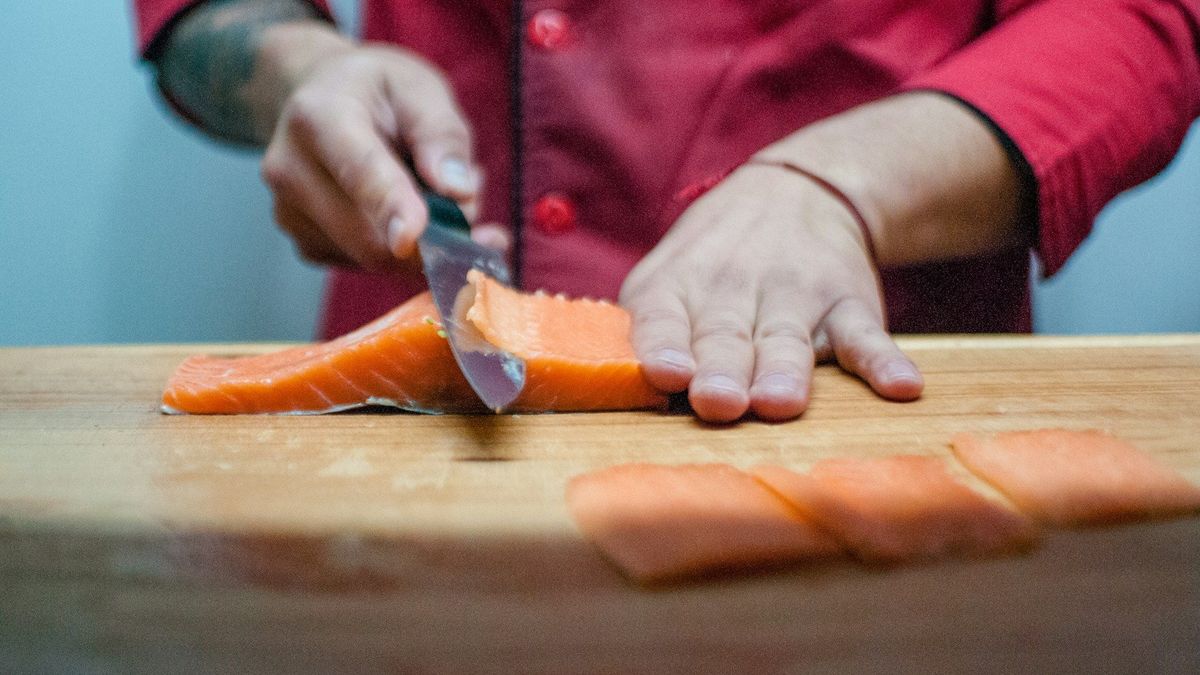 Фермерлік лосось өсімдік жемінен пайдалы қасиетін жоғалтуда