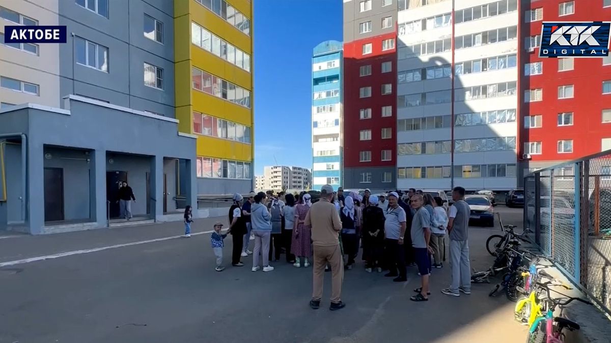 «Көршілер бірін-бірі жарықшақтан көреді»: Ақтөбедегі көпқабатты үйлердің тұрғындары үйлері қирап жатқанын айтты