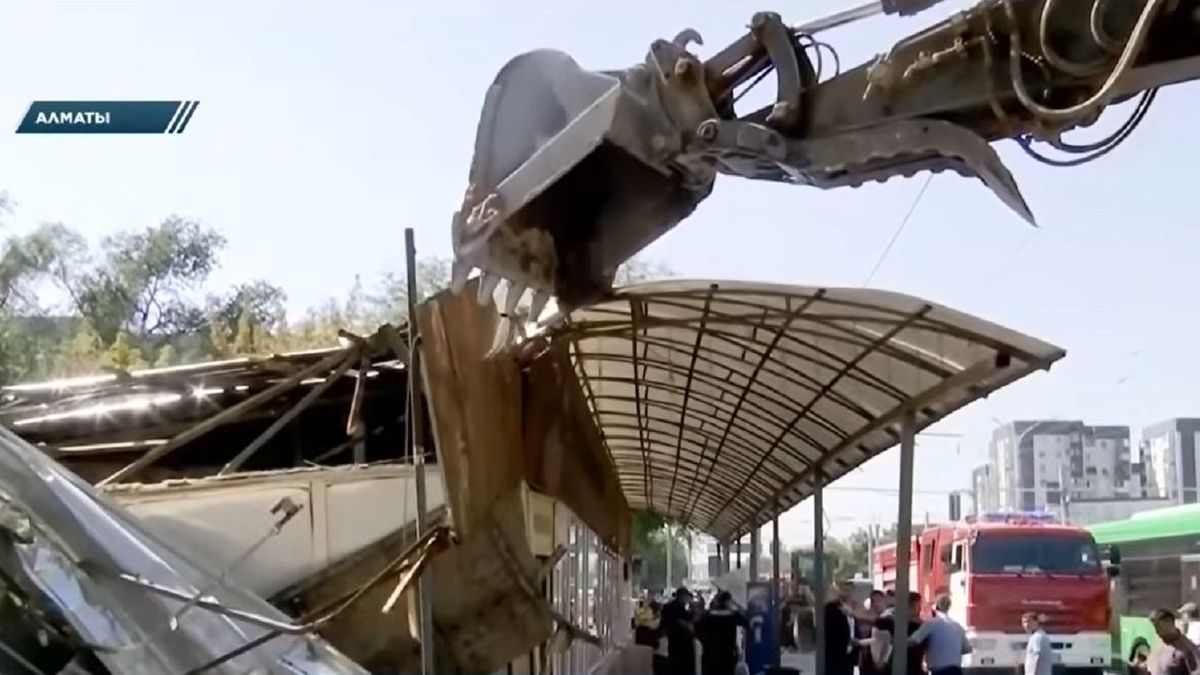Алматыда кәсіпкер әйелдер аялдама кешенінің бұзылуына қарсы тұруға тырысты
