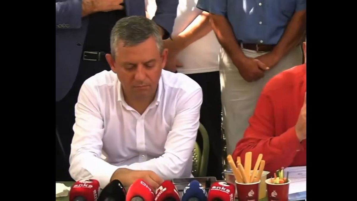 Түрік саясаткері сөз сөйлер алдында микрофондарды 47 секунд бойы мінсіз орналастырды