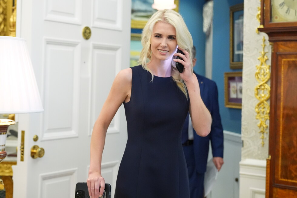 Трамп үш көмекшісіне 45 мың доллардан мерекелік сыйлық тарту етті