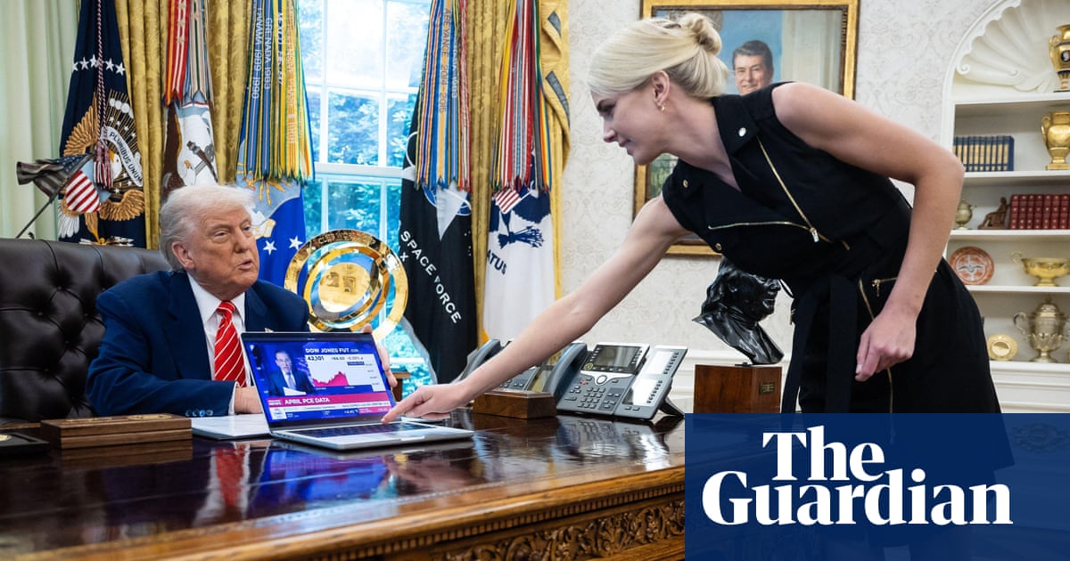 Трамп қызметкерлеріне мерекелік сыйлық ретінде 45 мың доллар таратты