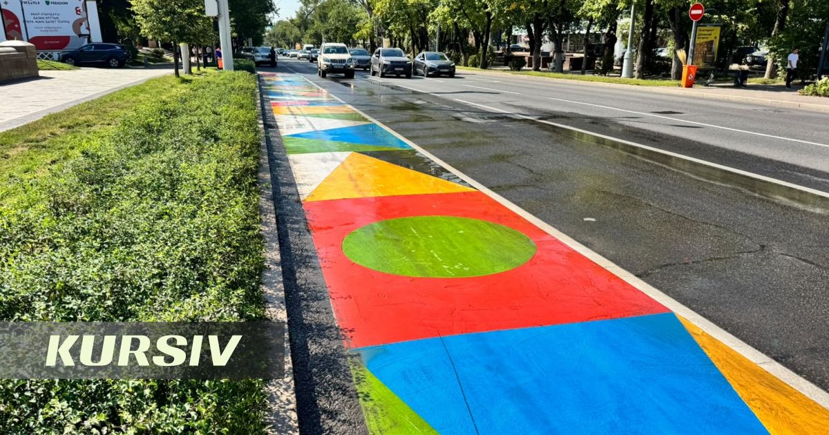 Алматыда опера және балет театрының алдында түрлі-түсті жолақтар пайда болды
