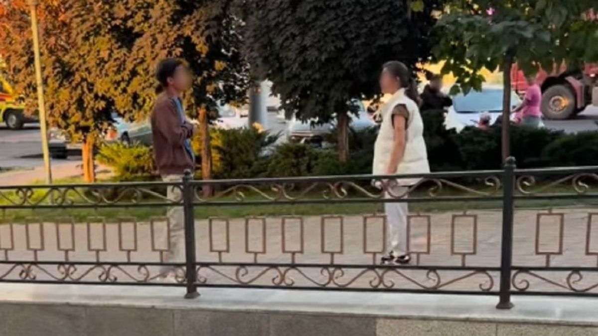 Алматыда өтіп бара жатқандарға тас лақтырған әйел ұсталды
