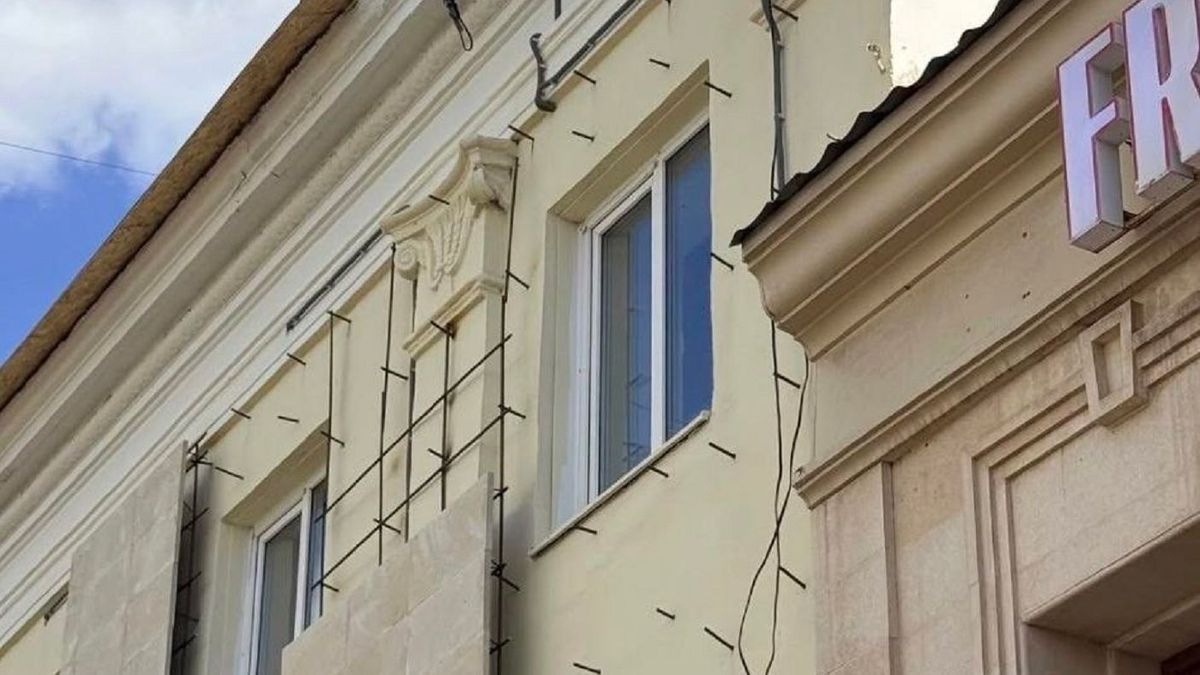 Астаналық әйел Кенесары көшесіндегі ғимараттың лепнинасын жаңартуға наразылық білдірді