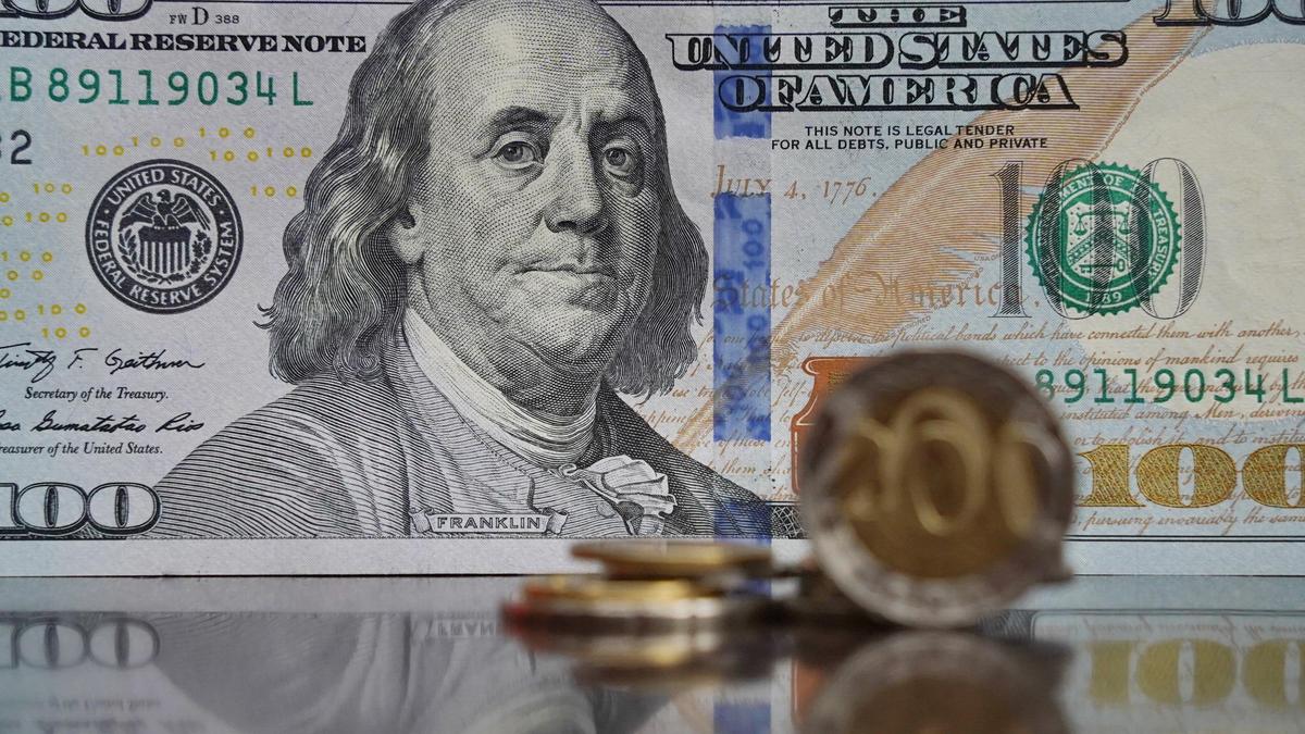Доллар биржада және айырбастау пункттерінде 450 теңгеден төмен түсті