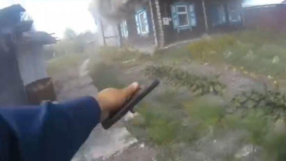 Алтайда полицейлер өртенген үйден баланы аман алып қалды