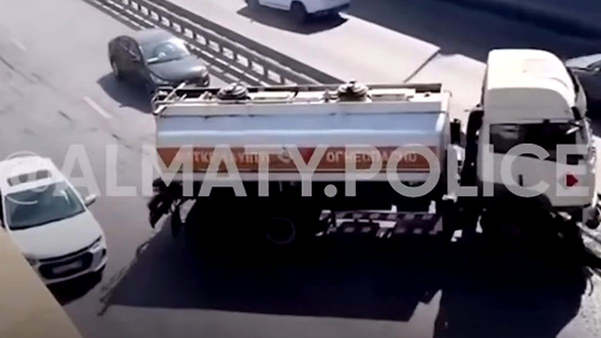Упавшая каска спровоцировала ДТП с водовозом в Алматы