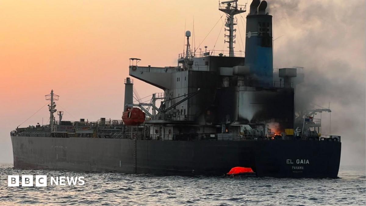 Оман: в Ормузском проливе атакован танкер, двое моряков пропали