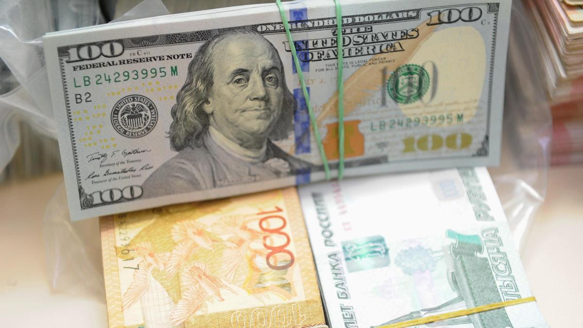 Курс доллара в Казахстане опустился ниже 440 тенге в обменниках