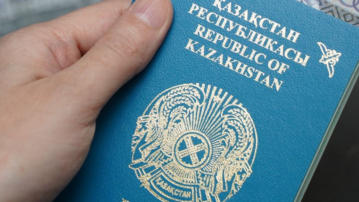 Суд в Казахстане не стал выдворять женщину с двумя паспортами из-за родственников