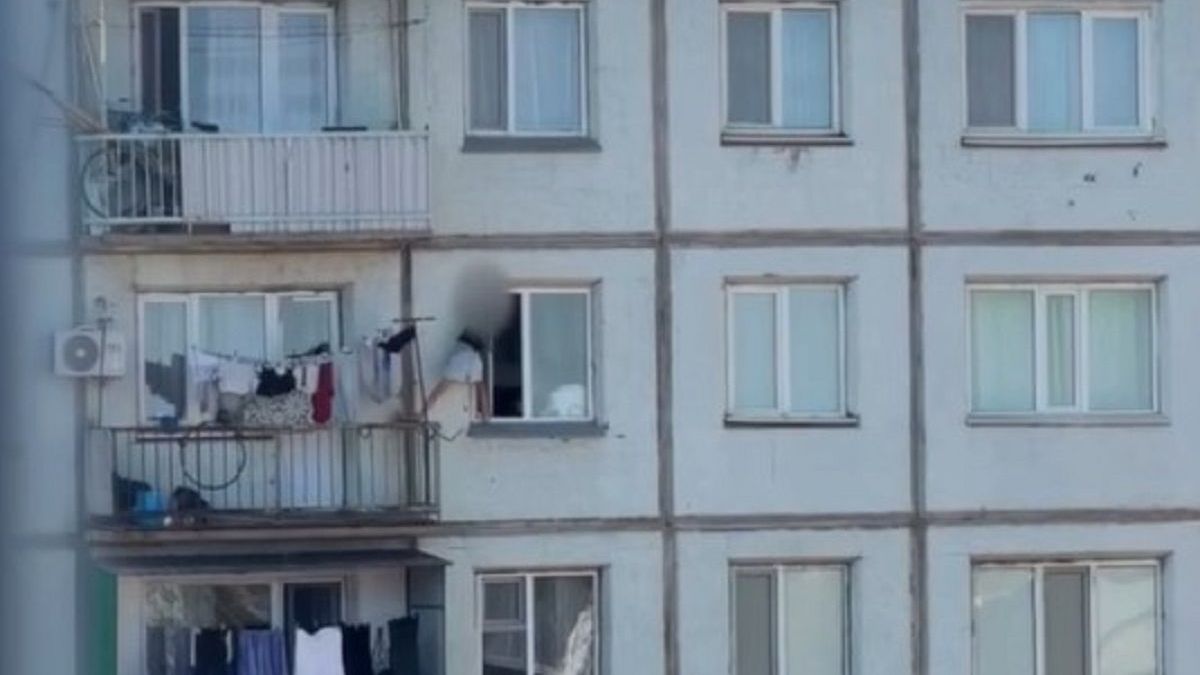 В Балхаше две третьеклассницы перелезали с балкона на окно на 4 этаже