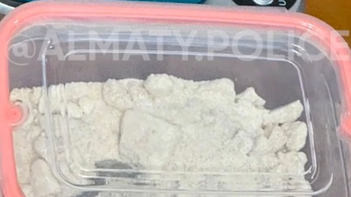 В Алматы задержаны двое мужчин с 240 граммами порошка и набором для фасовки