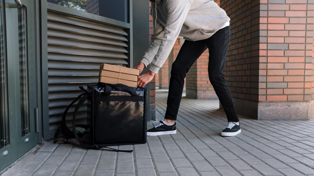 Үндістандық жігіт резина шәркей киген курьерге жаңа Adidas кроссовкасын сыйлады