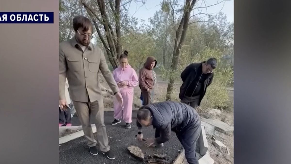Степногорскіде тұрғындар жаңа асфальтты қолмен бұзды: коммуналдық жанжал