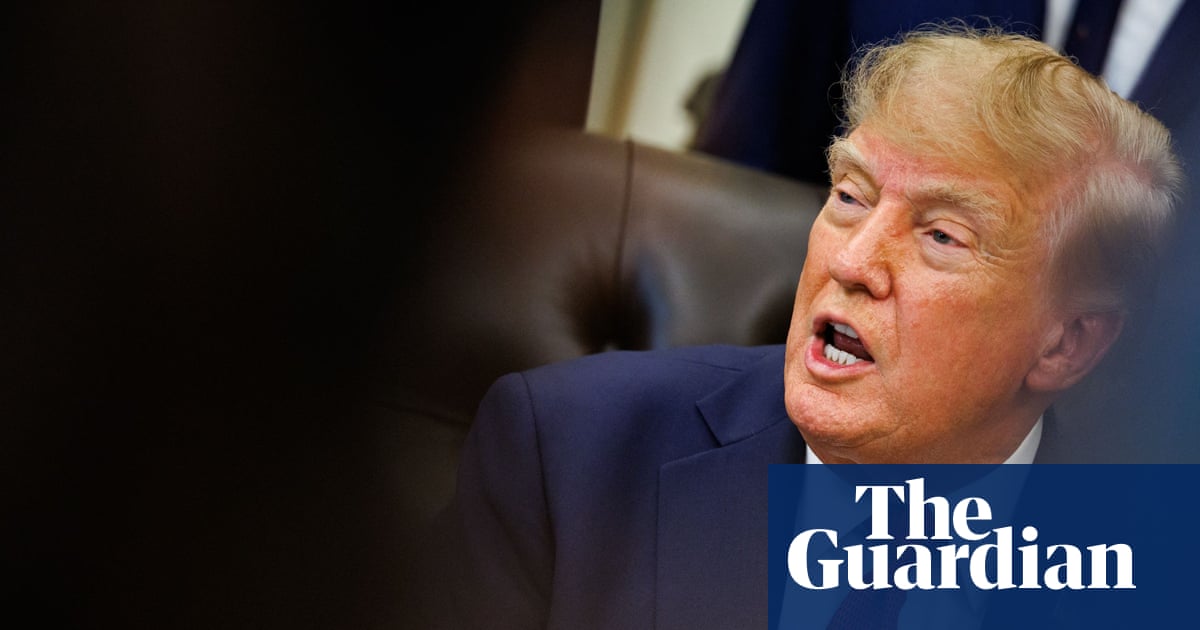 Трамп Ресейге санкция салатын заңға қол қойды
