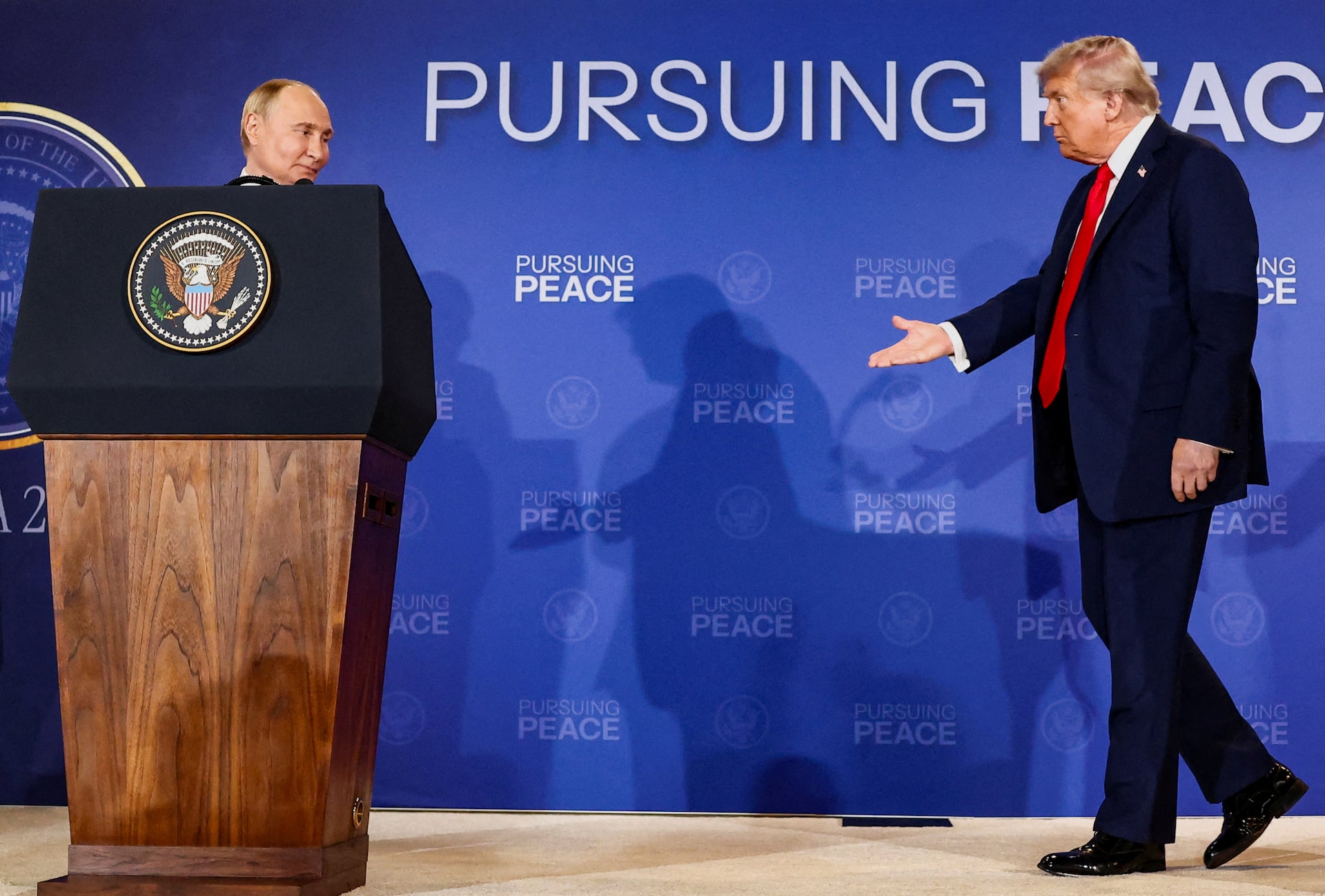 Трамп Ресейге қарсы санкциялар туралы заңға қол қойды