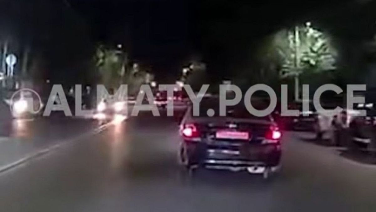 В Алматы полицейские задержали пьяного водителя после погони