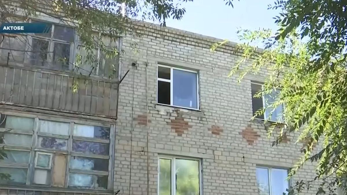 Жители старого общежития в Актобе требуют расселения из аварийного дома